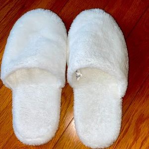 Women’s White Fuzzy Slippers Size 7-10
